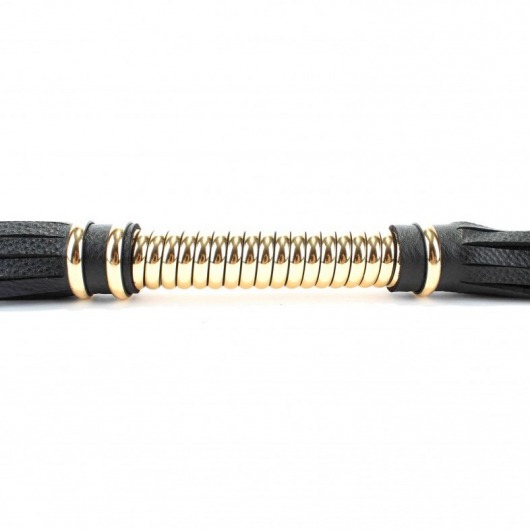 Чёрная плетка  из натуральной кожи с золотистой отделкой рукояти - БДСМ Арсенал - купить с доставкой в Липецке