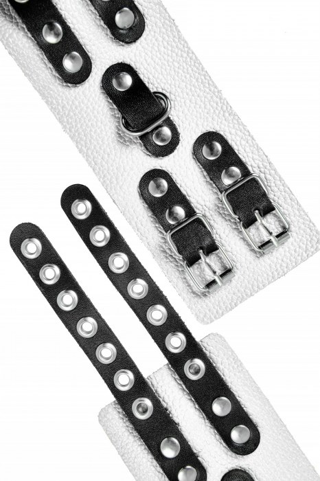 Бело-черные наручники с двумя ремешками и люверсами - Pecado - купить с доставкой в Липецке